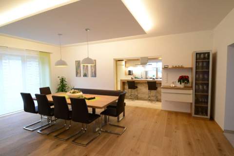 Freistehender-Tisch-Sessel-Bank-001