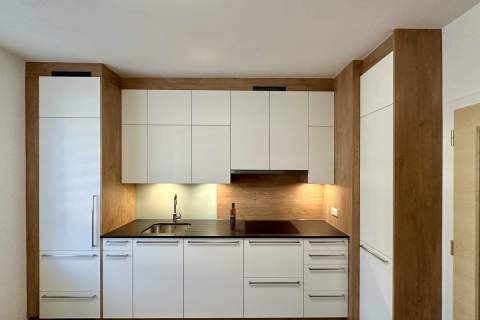 Dankuechen-Amica-Polarweiss-matt-Ulme-Dekor-2