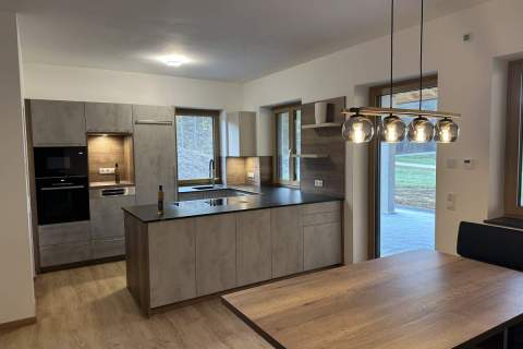Dankuechen-Amica-und-La-Corte-Jasmin-und-Beton-Granit-1
