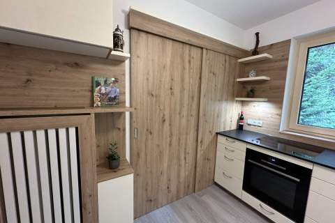 Dankuechen-Living-Magnolie-Lack-Asteiche-Dekor-Granit-1