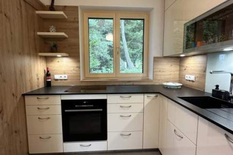 Dankuechen-Living-Magnolie-Lack-Asteiche-Dekor-Granit-3