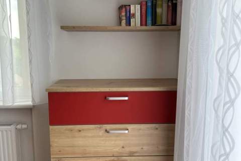 Schrank-Asteiche-Dekor-und-rot-1