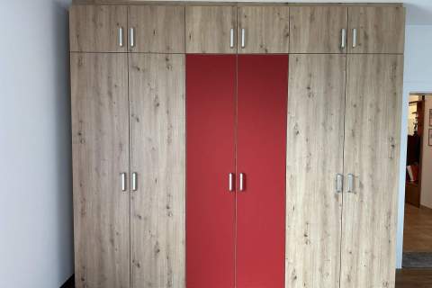 Schrank-Asteiche-Dekor-und-rot-2