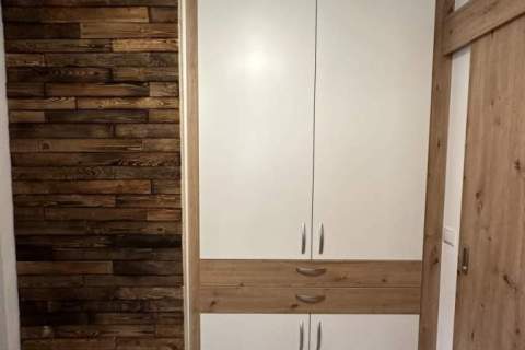 Schrank-Weiss-und-Asteiche-Dekor-2
