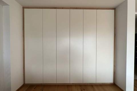 Schrank-raumhoch-weiss-Eiche-1