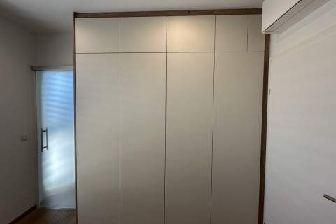 Schrankverbau-Eiche-und-Panna-Dekor