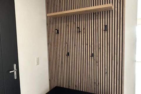 Garderobe-mit-Akkustipaneel-und-Sitzbank-1