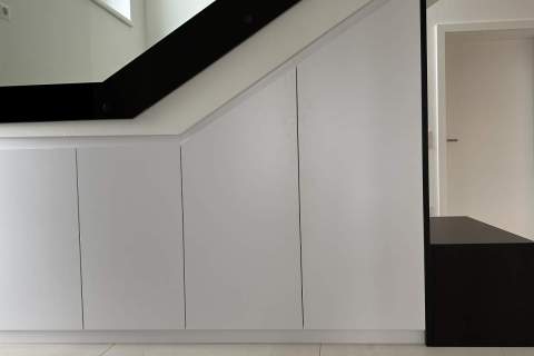 Stiegenverbau-Garderobe-Ausziehschrank-weiss-1