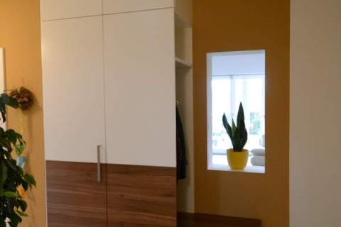 Vorzimmer-Garderobe-weiss-Nuss-001
