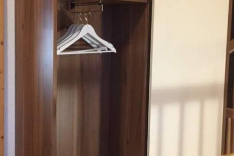 Vorzimmer-Garderobe-weiss-Nuss-005