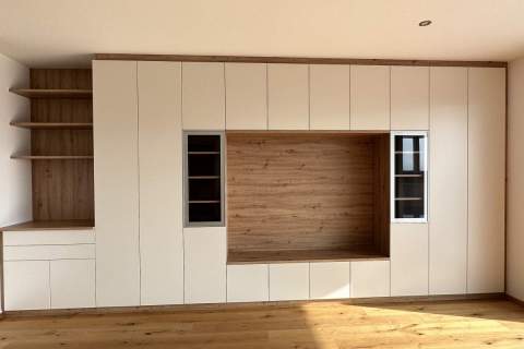 Wohnwand-TV-Verbau-Magnolie-Hochglanz-Asteiche-Dekor-1