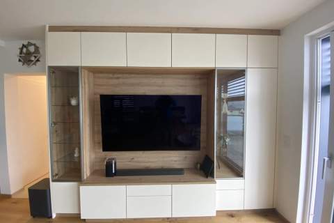 Wohnwand-TV-Verbau-Magnolie-Hochglanz-Asteiche-Dekor-2