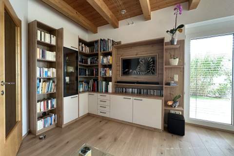 Wohnzimmer-TV-Verbau-Buecherregal-Eiche